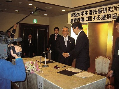 長崎県との産業技術に関する連携協力協定締結式
（1月18日）
